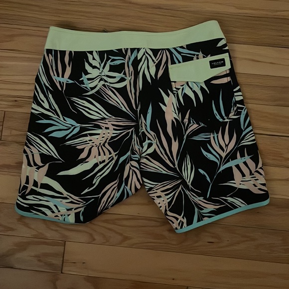 NWT Men’s Volcom Board Shorts “True To This” Tropical Floral. Length 18”-19” - Picture 5 of 7